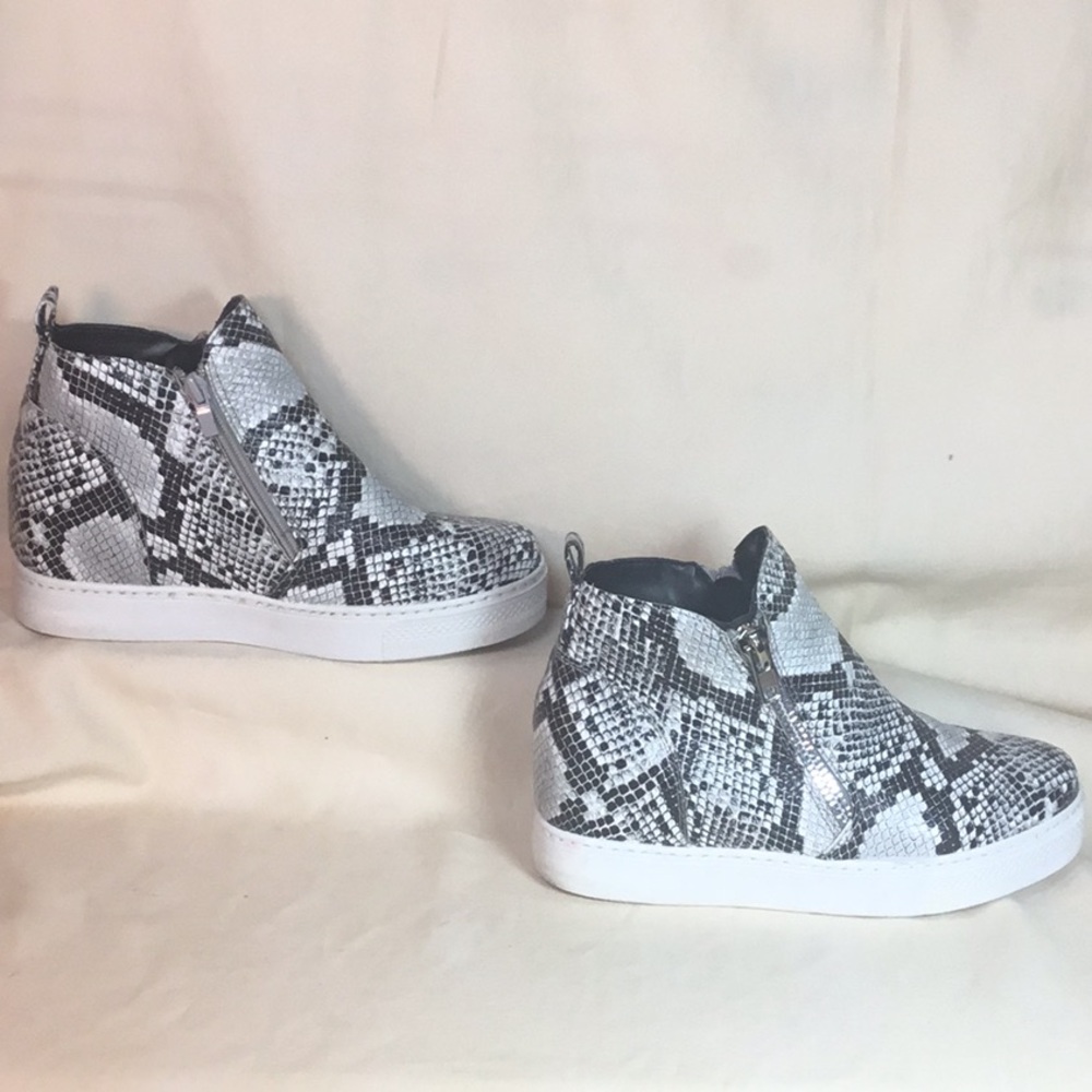 BAMBOO Kids Black and White Snake Print Sneakers
